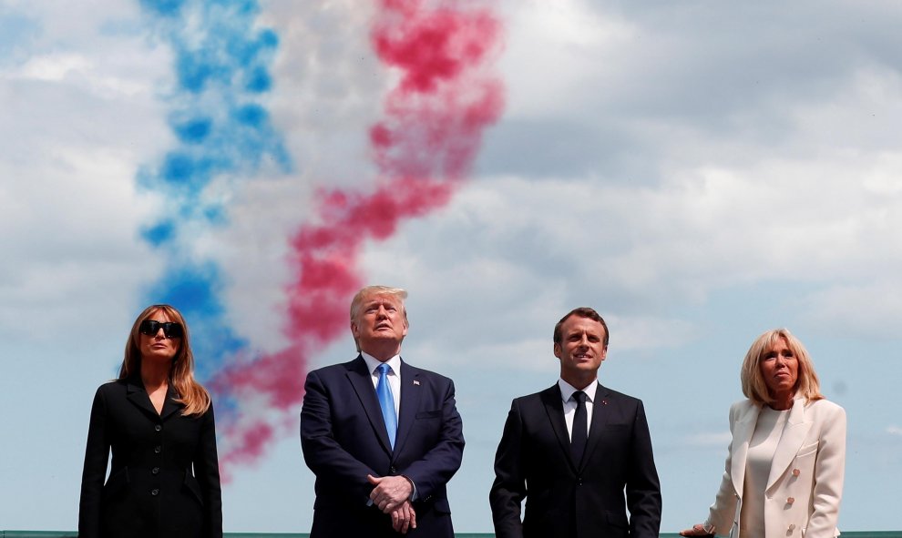 El presidente estadounidense, Donald Trump (2i), y su mujer, Melania (i), asisten junto al presidente galo, Emmanuel Macron (2d), y su mujer, Brigitte (d), a la ceremonia de conmemoración del 75 aniversario del Día D en el cementerio estadounidense de Nor