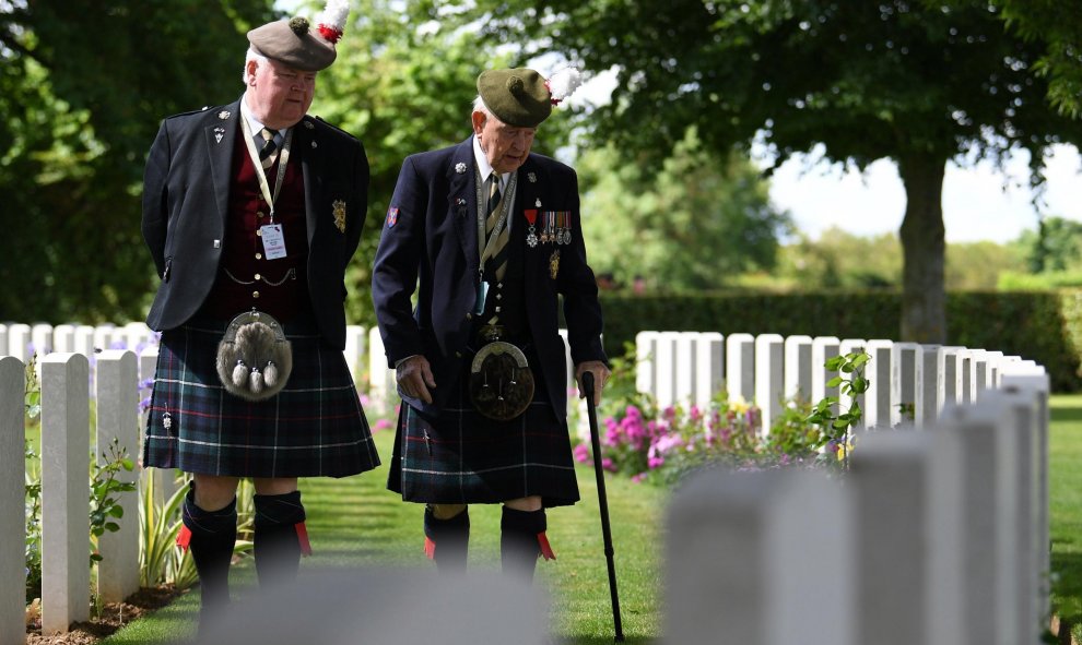 Veteranos pasean por el Cementerio de la Commonwealth con motivo de las celebraciones del 75º aniversario del desembarco de Normandía | EFE
