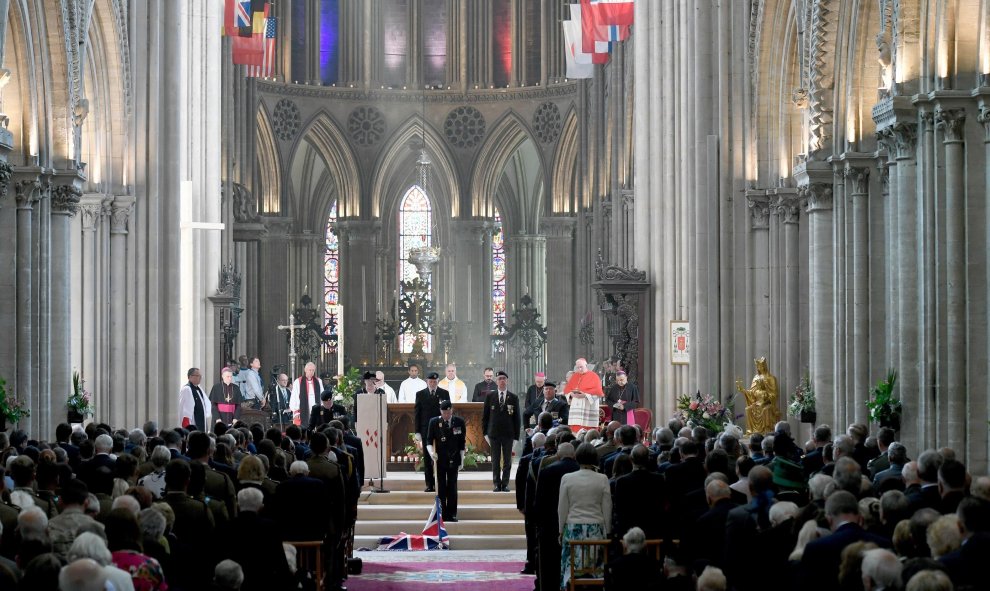 Vista general de la ceremonia en la Catedral de Bayeux | EFE