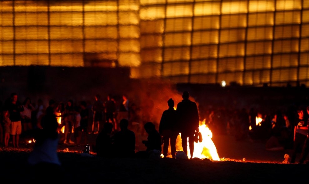 Vista de las tradicionales hogueras de San Juan en la playa de La Zurriola de San Sebastián | EFE