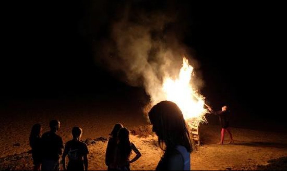 Las hogueras arden en la playa de La Concha, en el Cotillo (Fuerteventura), para celebrar la entrada del verano durante la noche de San Juan | EFE