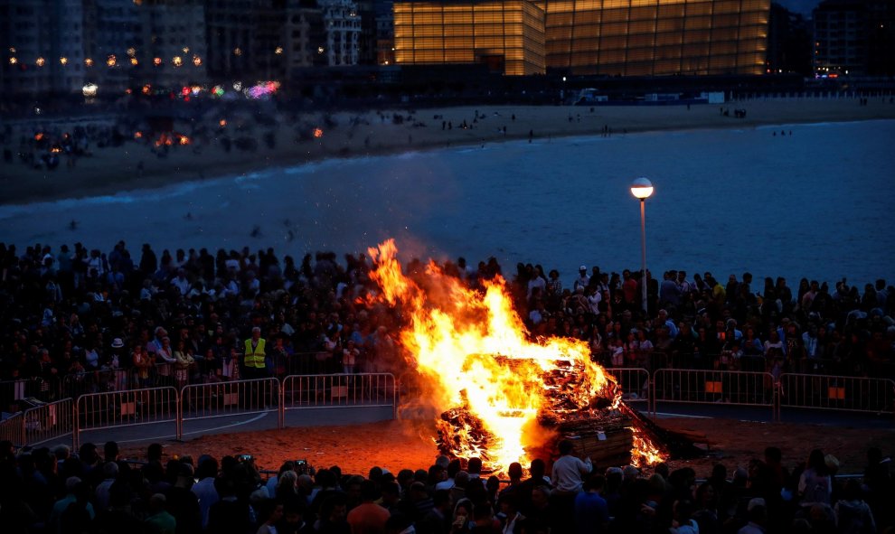 Vista de las tradicionales hogueras de San Juan en la playa de La Zurriola de San Sebastián | EFE