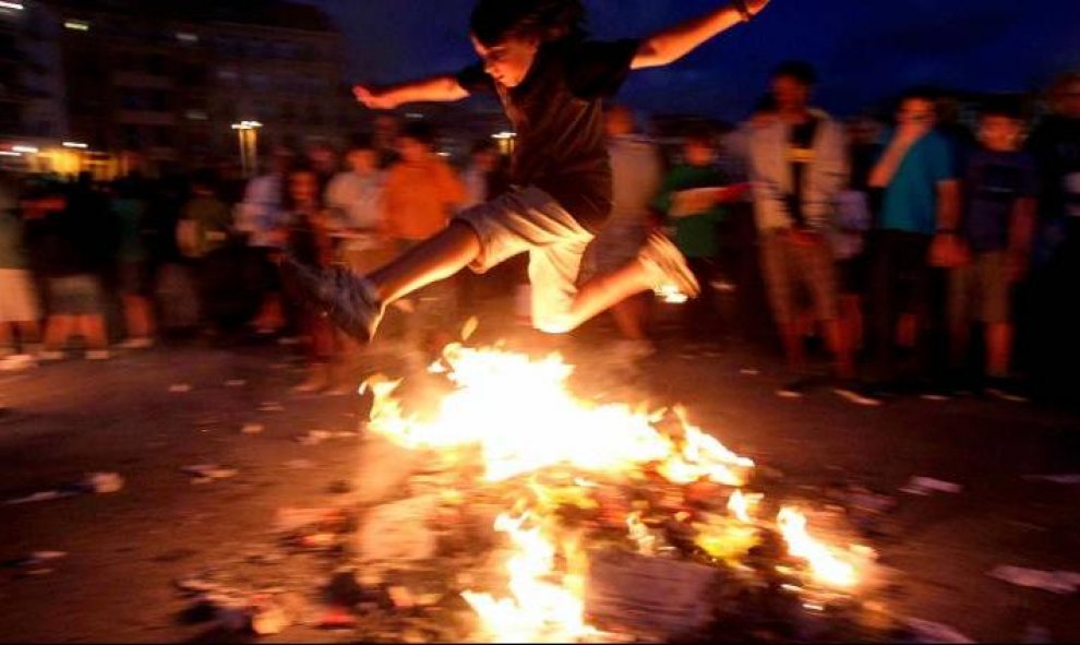 Un joven salta una de las tradicionales hogueras de San Juan", en la playa de La Zurriola de San Sebastián | EFE