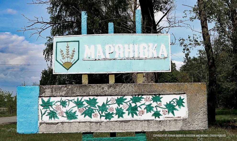 Desvío hacía Maryanivka, en la carretera de Prípiat (ciudad situada a tres kilómetros de la central nuclear). Los casi 50.000 habitantes de Prípiat tuvieron que ser evacuados 36 horas después del accidente. / FERRAN BARBER