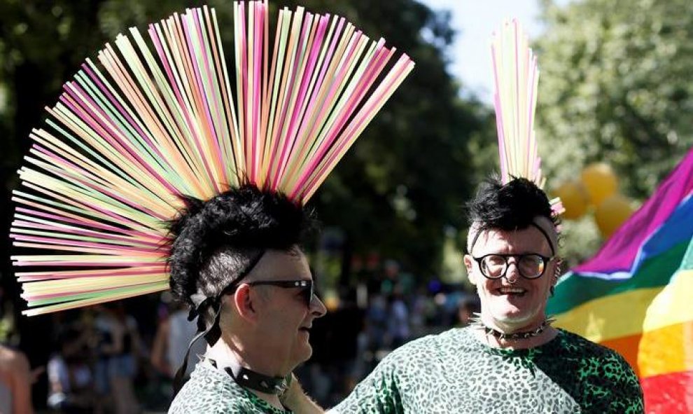 Pareja esperando al incio de la manifestación del Orgullo 2019, esta tarde en Madrid. EFE/ Mariscal