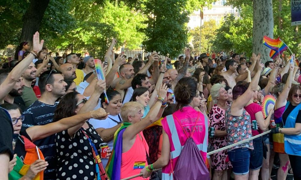 Miles de personas siguen la manifestación del Orgullo 2019 desde los laterales del Paseo del Prado de Madrid. /ESTEFANÍA ROSELLÓ