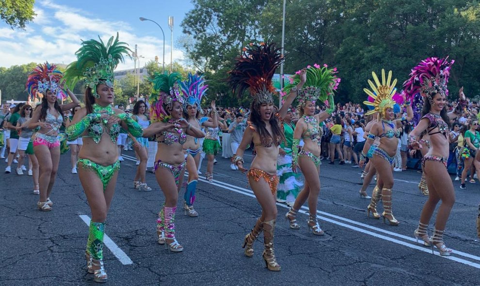 Un grupo bailando samba en la manifestación del Orgullo 2019 en Madrid. /ESTEFANÍA ROSELLÓ