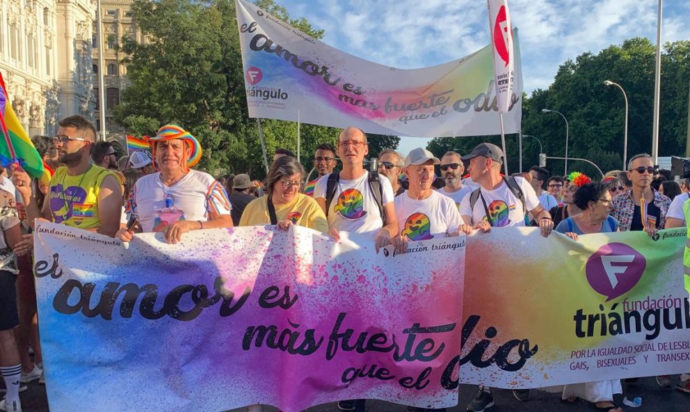 Pancarta de la Asociación Triángulo bajo el lema "El amor es más fuerte que el odio", en la manifestación del Orgullo 2019. /ESTEFANÍA ROSELLÓ