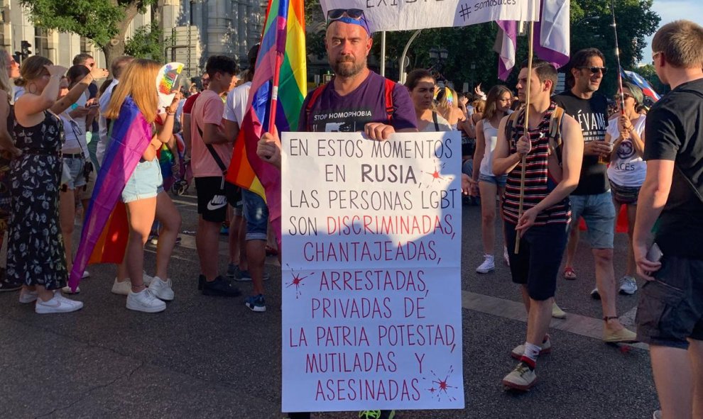 Un manifestante recuerda en un cartel la persecución que sufre la comunidad LGTBI en Rusia. /ESTEFANÍA ROSELLÓ