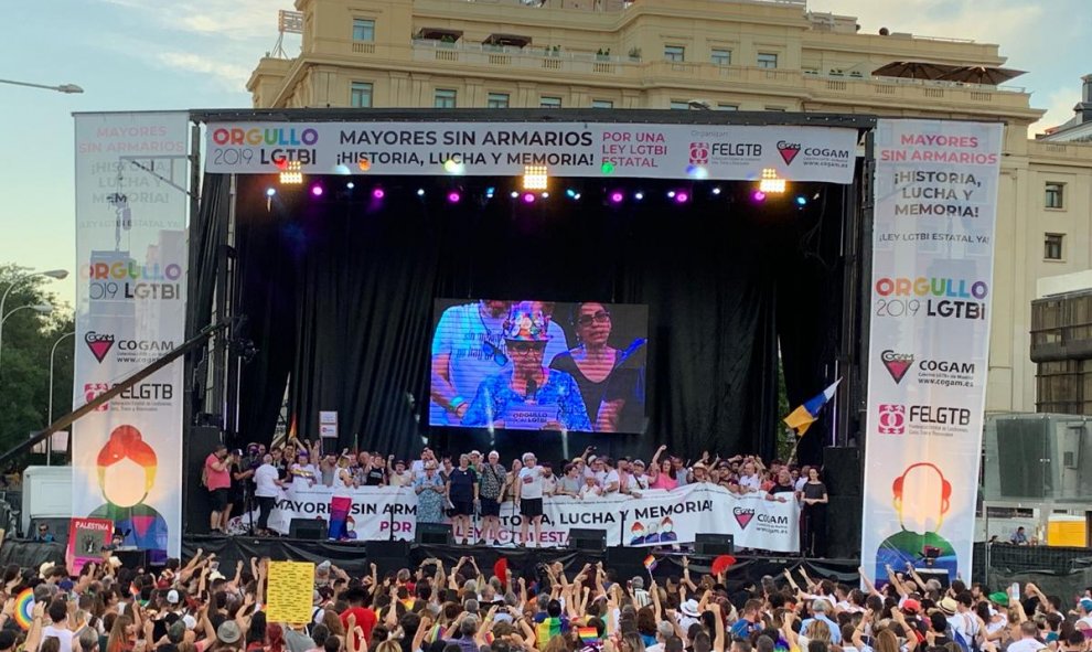 Una de las participantes en la lectura del manifiesto del Orgullo 2019. /ESTEFANÍA ROSELLÓ