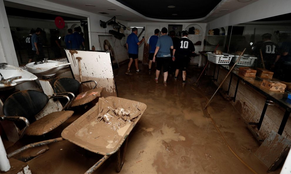 Vista general del interior de un negocio en la localidad navarra de Tafalla, tras las fuertes lluvias caídas desde primeras horas de la tarde de ayer, que han causado importantes daños materiales en poblaciones como Olite, Pueyo, Pitillas o Beire. EFE/ Je