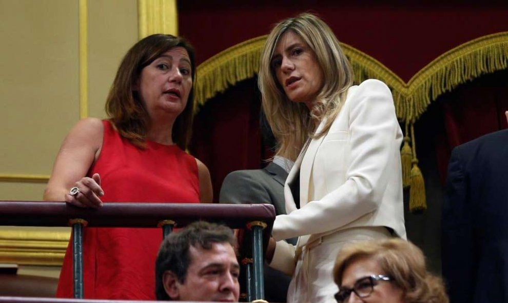 La presidenta del gobierno balear Francina Armengol (i) y Begoña Gómez, esposa del candidato socialista a la Presidencia del Gobierno se sentaron en la tribuna de invitados. (EMILIO NARANJO | EFE)