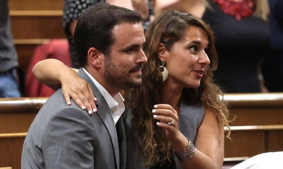 El líder de Izquierda Unida, Alberto Garzón, recibe felicitaciones de la portavoz de Unidas Podemos, Noelia Vera, tras su intervención en la primera jornada del debate de investidura. (KIKO HUESCA | EFE)