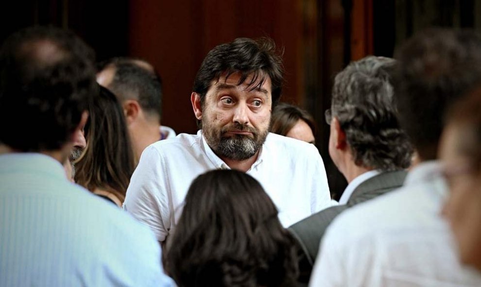 El diputado de Unidas Podemos, Rafael Mayoral, durante la primera jornada del debate de investidura. (FERNANDO VILLAR | EFE).