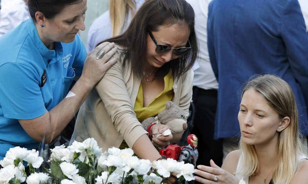 Familiares de las víctimas del atentado terrorista del 17A, colocan claveles blancos durante el acto institucional celebrado este sábado en conmemoración del segundo aniversario del atentado en las Ramblas de Barcelona | EFE