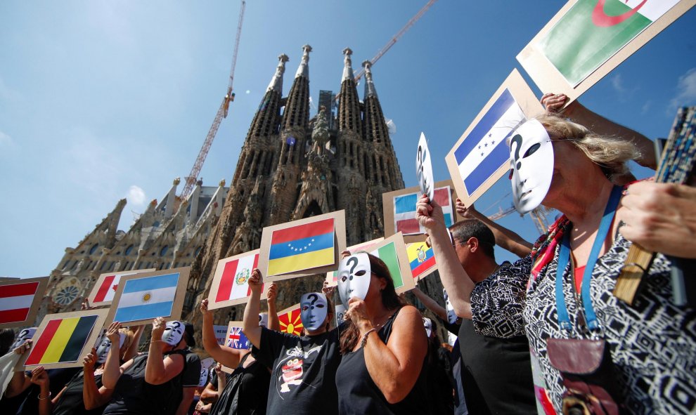 Miembros de los autodenominados Comités de Defensa de la República (CDR) durante la concentración que protagonizaron este sábado frente a la Sagrada Familia para mostrar su apoyo a los familiares de las víctimas del los atentados de Barcelona del 17A, y p