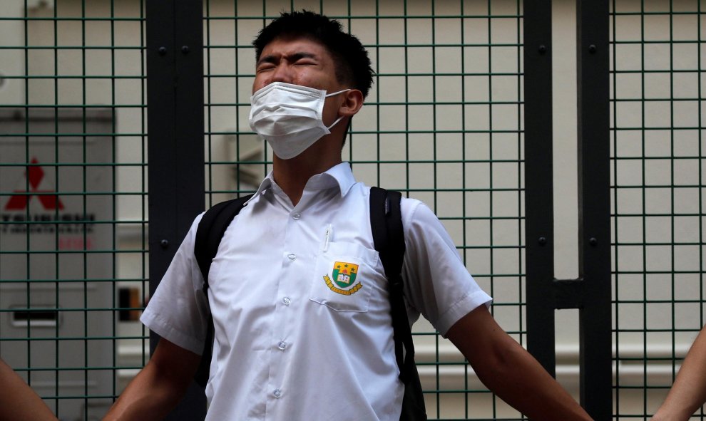 Un estudiante grita mientras hace la cadena humana. REUTERS/Amr Abdallah Dalsh