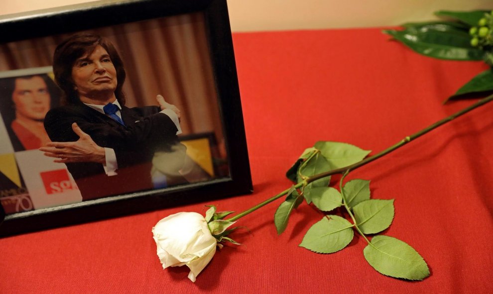 09/09/2019 - Más de un millar de personas han dicho adiós a Camilo Sesto en la capilla ardiente instalada en la sede de la Sociedad General de Autores y Editores (SGAE). / REUTERS - SUSANA VERA