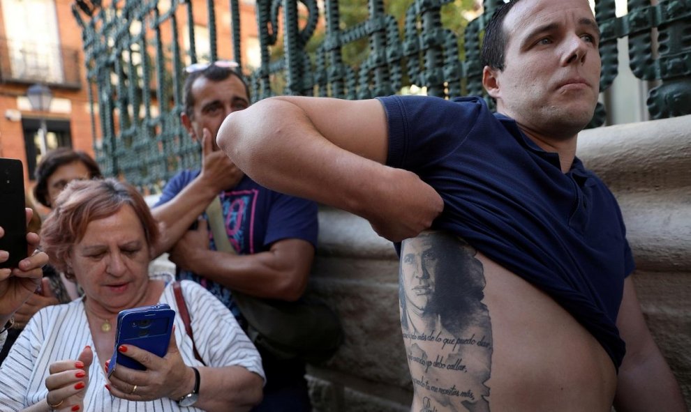 09/09/ 2019 - Un fan muestra su tatuaje de Camilo Sesto mientras espera para presentar sus respetos. / REUTERS - SUSANA VERA