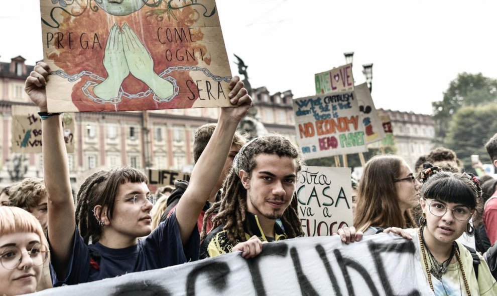 Italia, Turín: los manifestantes sostienen pancartas durante una protesta.Marco Alpozzi / LaPresse a través de ZUMA Press / dpa