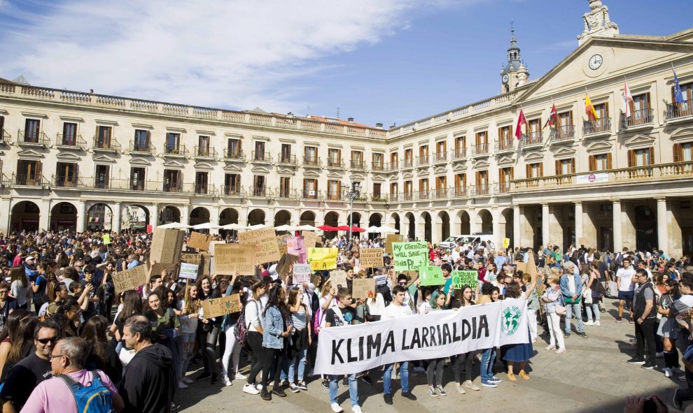 Cientos de personas participan en Vitoria  en una convocatoria liderada por diversos colectivos sociales. / EFE