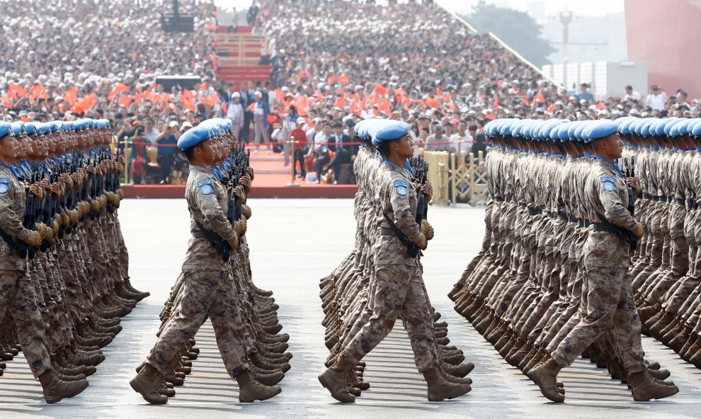 Las tropas de mantenimiento de la paz chinas marchan en formación más allá de la Plaza Tiananmen durante el desfile militar. REUTERS / Thomas Peter