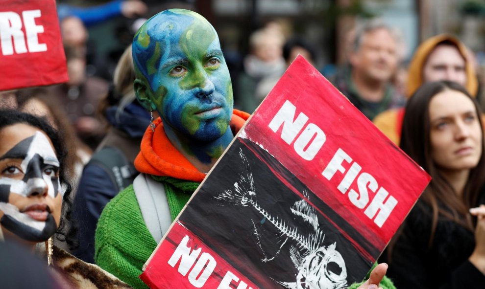 07/10/2019 - Manifestantes de 'Extinction Rebellion' con caras pintadas se manifiestan en Trafalgar Square, Londres, Gran Bretaña. REUTERS