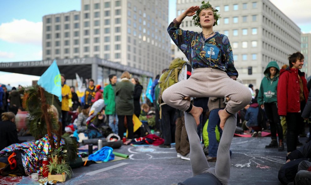 07/10/2019 - Activistas del clima en la protesta de 'Extinction Rebellion' en la plaza Potsdamer Platz en Berlín, Alemania. REUTERS / Extinction Rebellio