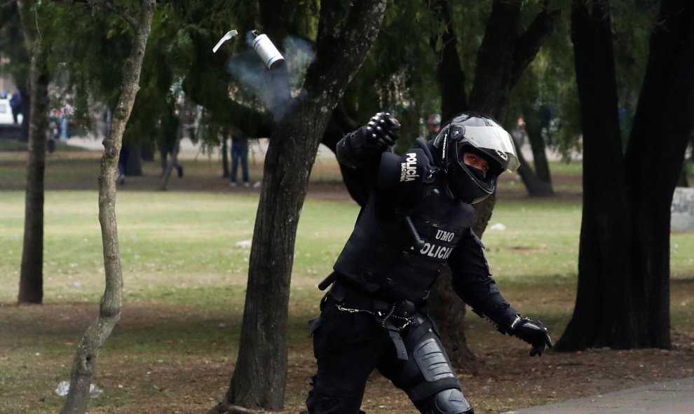 Un policía lanza gas lacrimógeno.   REUTERS/Carlos Garcia Rawlins