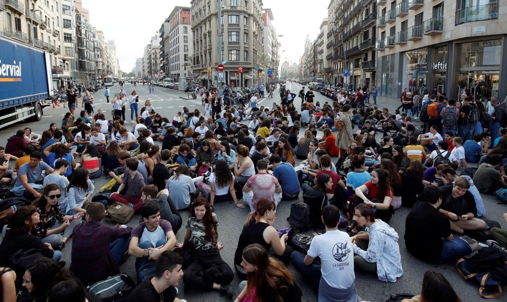 Los estudiantes se sientan en la Plaza Universidad después de la sentencia. REUTERS / Albert Gea