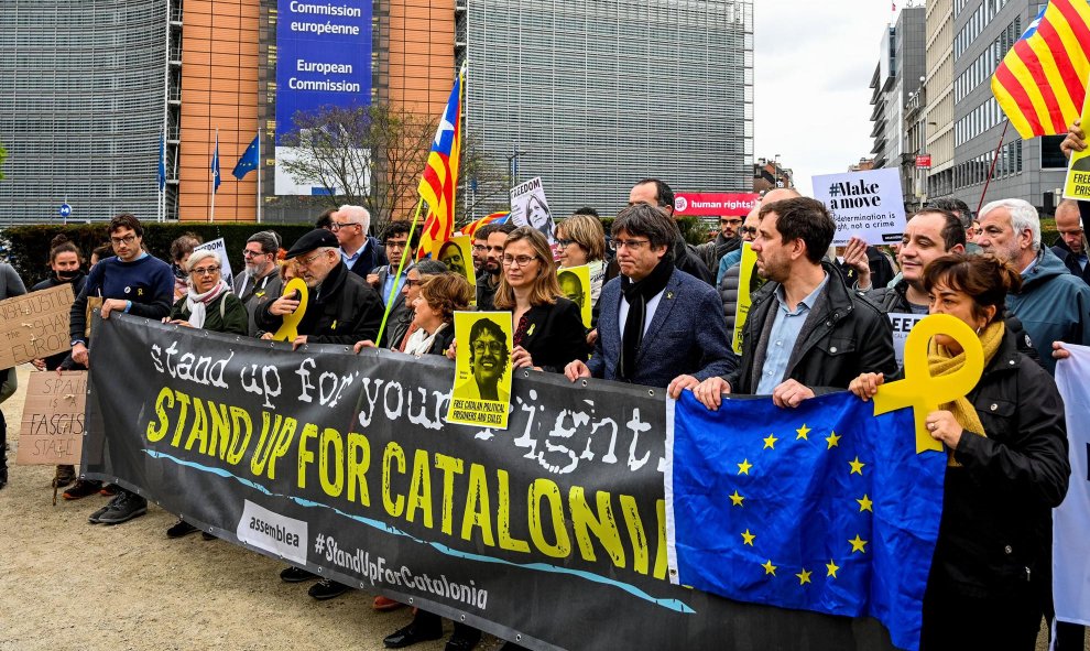 Las protestas han llegado hasta Bélgica, donde ha participado el expresidente de la Generalitat Carles Puigdemont. / AFP
