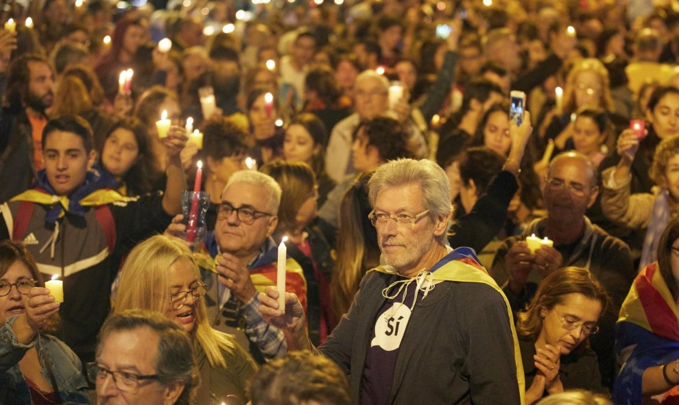 Asistentes a la concentración convocada junto a la Subdelegación del Gobierno en Gerona, encienden velas en protesta contra la sentencia condenatoria del Tribunal Supremo a los líderes independentistas del procés. EFE/David Borrat.