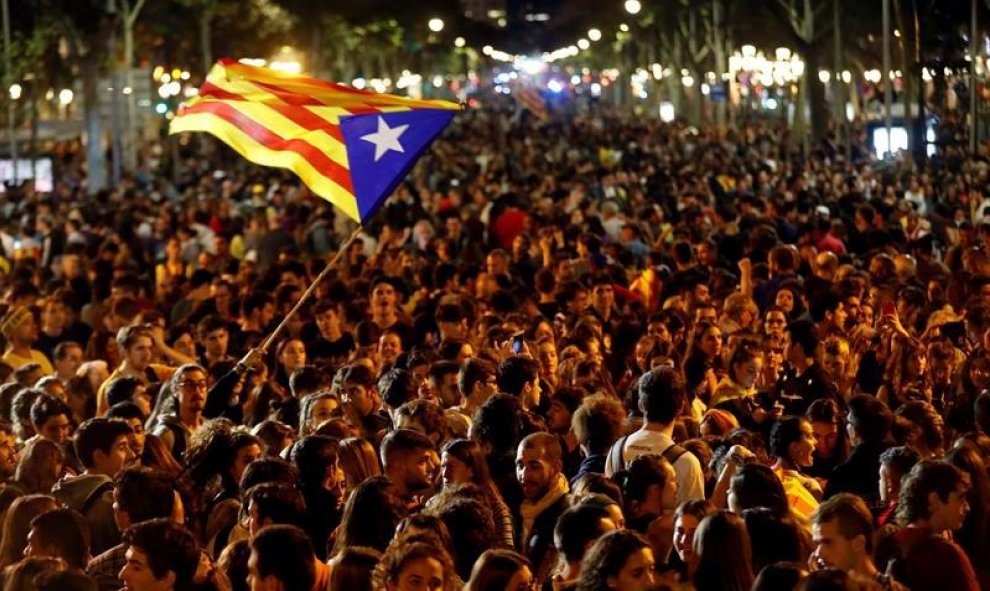 17/10/2019.- Miles de personas acuden a la concentración convocada por los CDR bajo el lema "Olimpiada Republicana", este jueves en los Jardinets de Gràcia de Barcelona. EFE/ Toni Albir