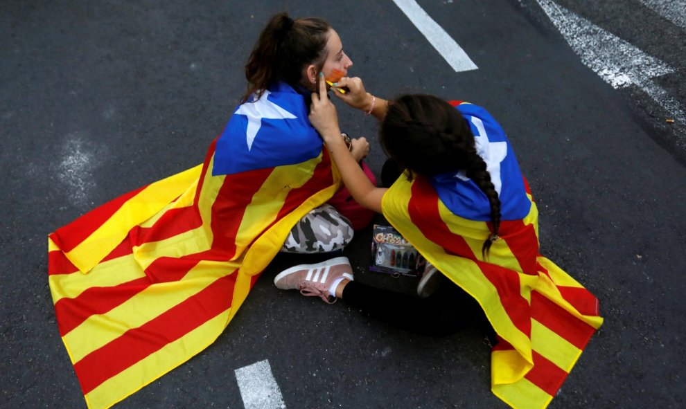 17/10/2019 - Dos mujeres se pintan la cara durante la manifestación en Barcelona en rechazo a la sentencia del 'procés'. / REUTERS (Jon Nazca)