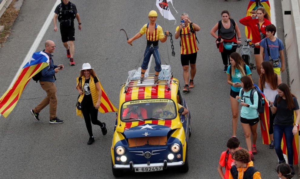 18/10/2019 - Un automóvil con los colores de Estelada durante la marcha de la huelga general de Cataluña en El Masnou./ REUTERS (Albert Gea)