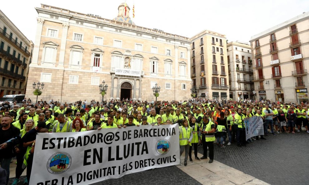 18/10/2019 - Los estibadores protestan en la Plaza de Sant Jaume durante la huelga general de Cataluña. / REUTERS (Jon Nazca)