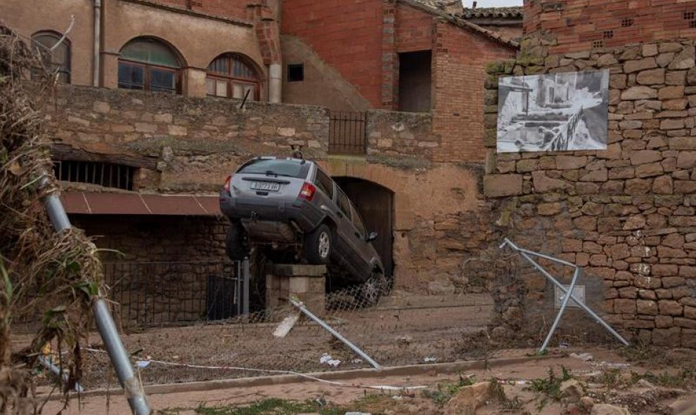 23/10/2019.- Varios operarios y vecinos realizan tareas de desescombro y limpieza en L'Albi (Lleida) una población que ha resultado gravemente afectada por las lluvias torrenciales.EFE/Oscar Cabrerizo