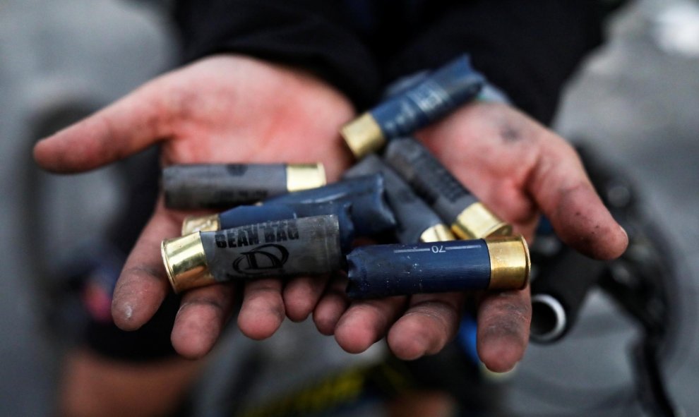 29/10/2019 - Cartuchos de las armas de los carabineros gastados durante la protesta contra el gobierno en Santiago. REUTERS / Pablo Sanhueza