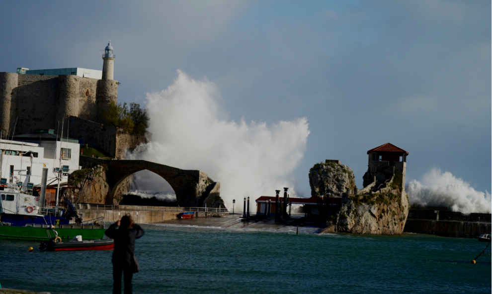 Las olas provocadas por el temporal en la costa cantábrica chocan contra el rompeolas de la localidad cántabra de Castro Urdiales./ H.Bilbao (EUROPA PRESS)