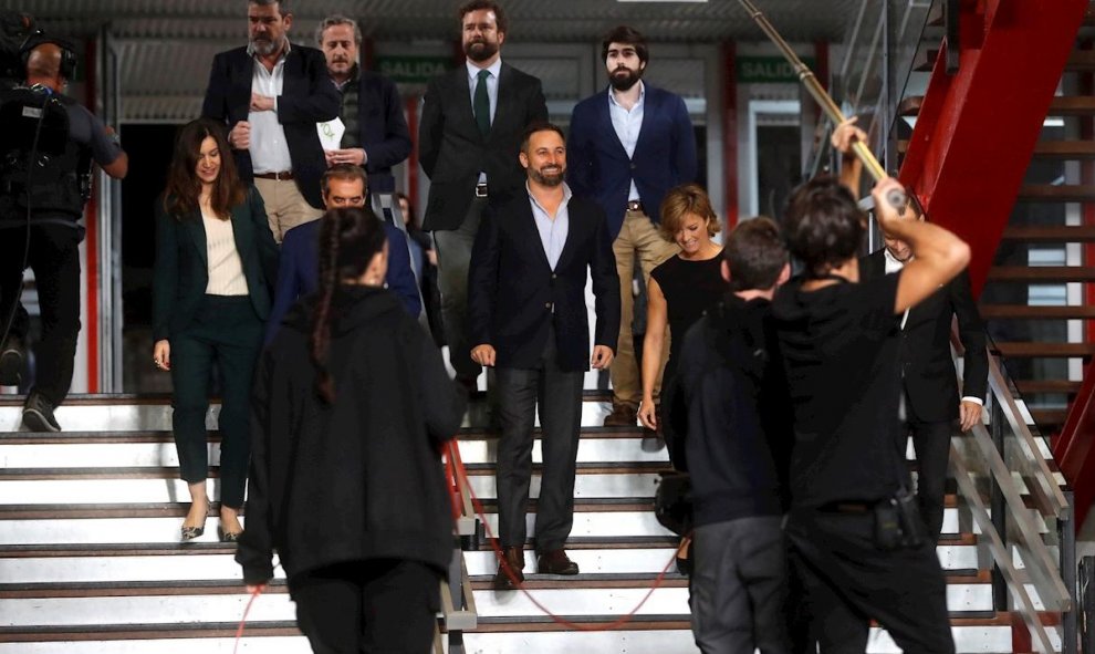 El líder de VOX, Santiago Abascal (c), a su llegada al único debate electoral en el Pabellón de Cristal de la Casa de Campo de Madrid. EFE/Juan Carlos Hidalgo