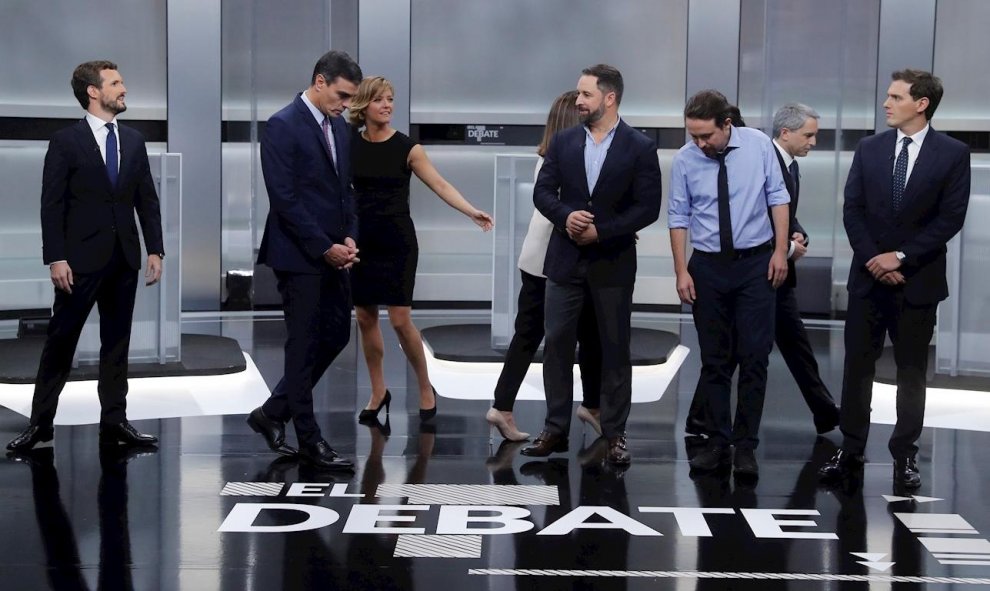 Los candidatos a la presidencia del Gobierno, (i-d) Pablo Casado, Pedro Sánchez, Santiago Abascal, Pablo Iglesias y Albert Rivera, momentos antes de comenzar el debate electoral que será moderado por los periodistas Ana Blanco y Vicente Vallés. EFE/Juan C