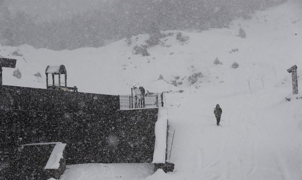 na persona pasea por la zona del El Ferial donde una fuerte nevada esta madrugada en Belagoa ha dejado espesores de nieve de 10 cm./ Jesús Diges (EFE)