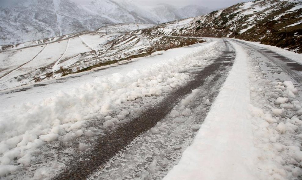 Primeras nieves en la estación de esquí de Alto Campoo en Cantabria./EFE/Pedro Puente Hoyos