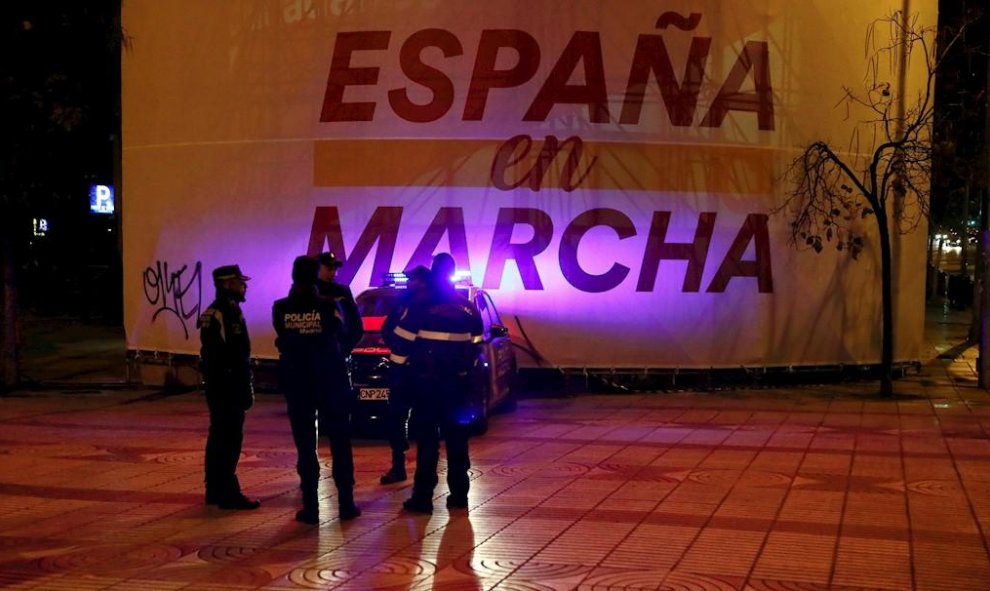 Imagen de la sede de Ciudadanos, uno de los grandes perdedores de la noche, prácticamente vacía./ Mariscal (EFE)
