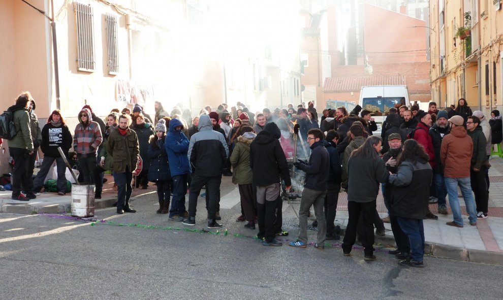 12/11/2019.- Decenas de personas concentradas para evitar el desahucio de la vivienda de Diego Catriel, en Guadalajara./ María Duarte