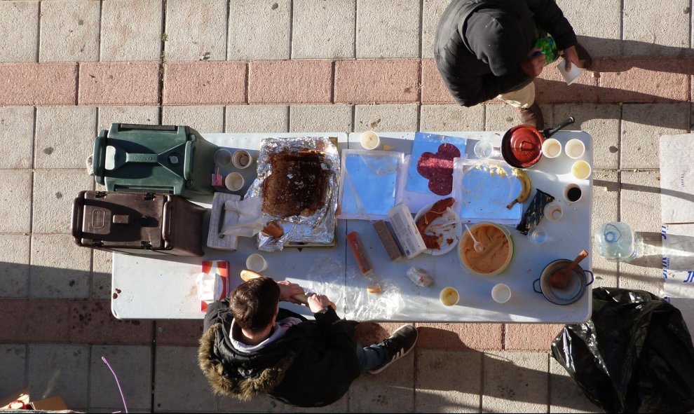 12/11/2019-. Una mesa con desayuno para las personas que acudieron a paralizar el desahucio de Diego Catriel en Guadalajara. / María Duarte