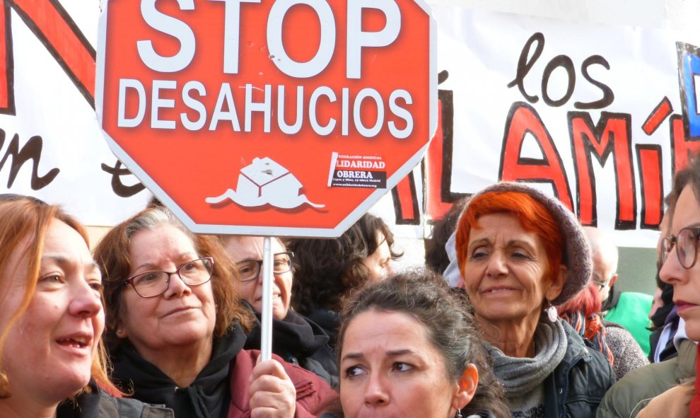 12/11/2019.- Carmen Arnedo, una jubilada cuyo desahucio fue paralizado el 7 de noviembre se encontraba entre las personas que apoyaron a Diego Catriel. / María Duarte