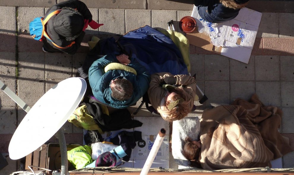 12/11/2019-. Una joven duerme en el el suelo durante la concentración convocada para paralizar el desahucio de Diego Catriel en Guadalajara. / María Duarte