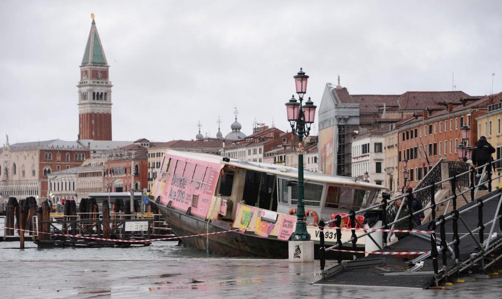 Destrozos causados por el fenómeno del "agua alta" en Venecia. EFE