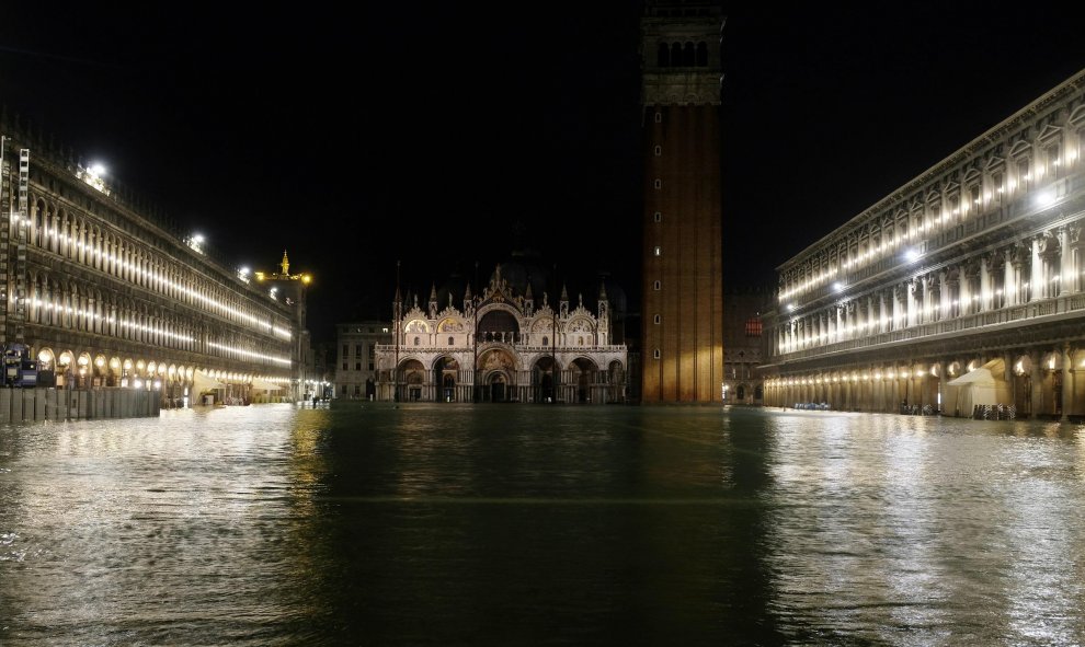 Vista de la plaza de San Marcos la noche del martes. REUTERS